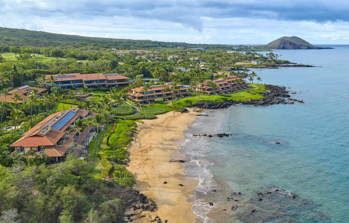 Poʻolenalena Beach: The grounds front Poʻolenalena Beach, a public beach reached directly from the resort within a breezy 1 min walk.