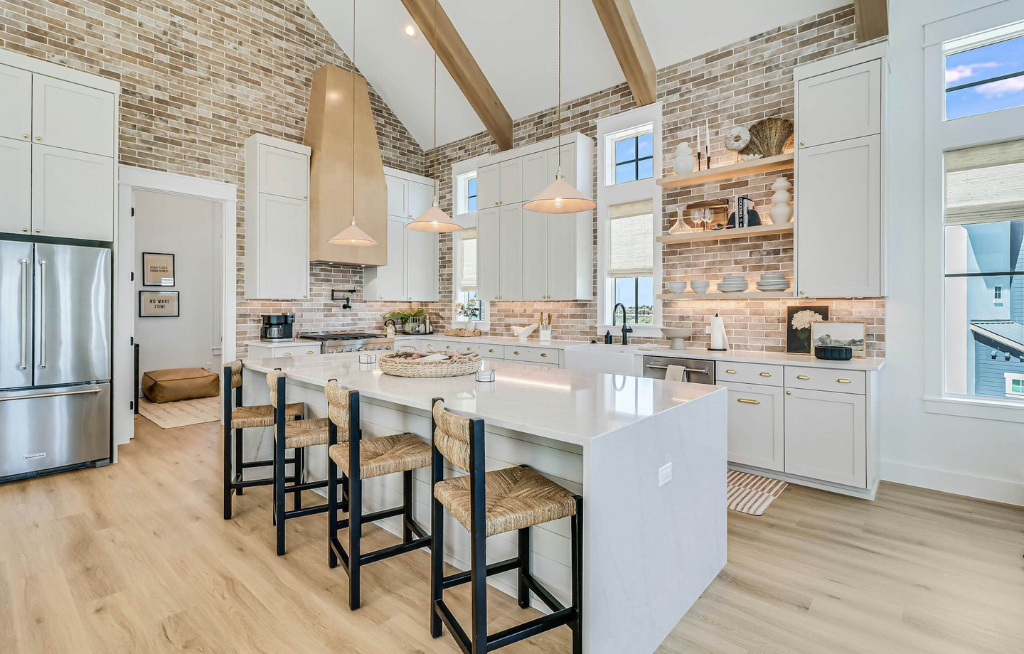 260 Sunrise Avenue | Photo 3