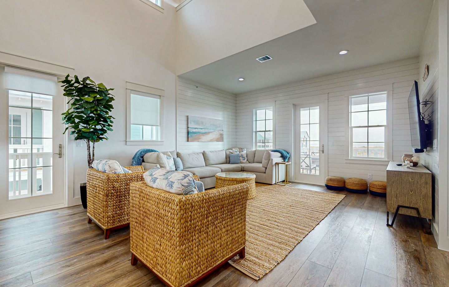 250 Sunrise Avenue | Photo 3