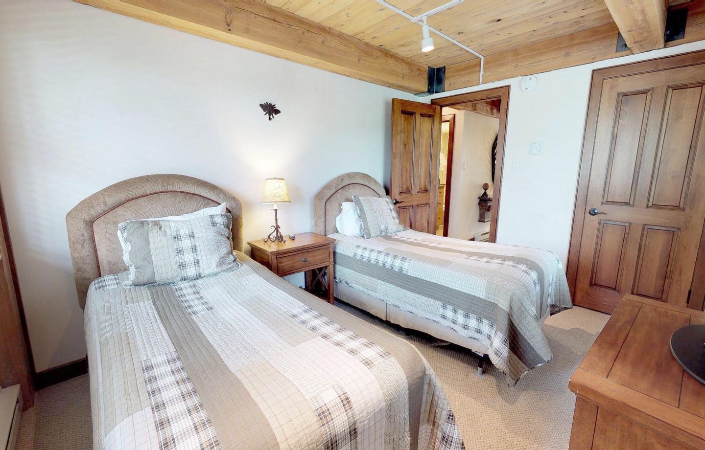 Bedroom with Twin Beds