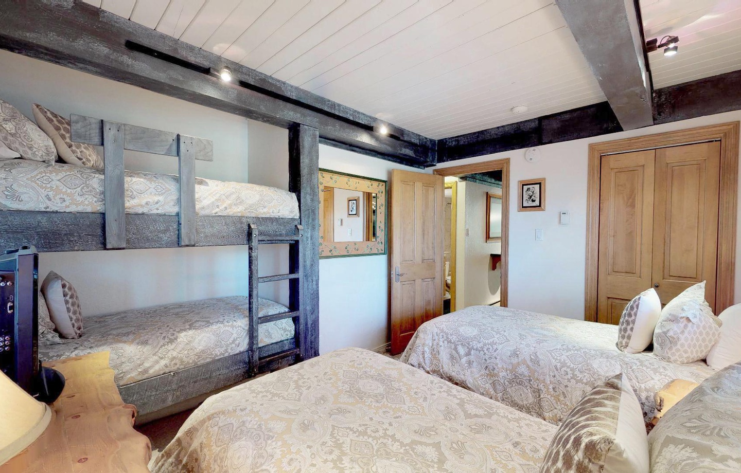 Bedroom with Twin Beds and Bunk Bed