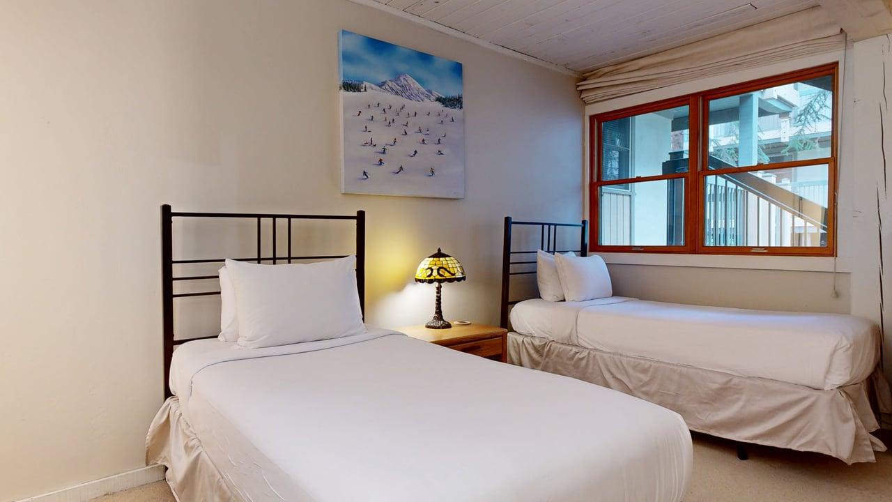 Bedroom with Two Twin beds