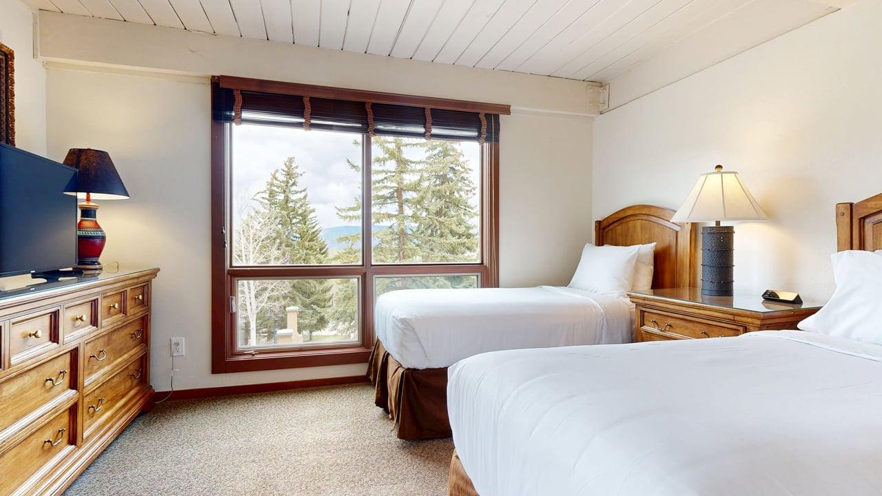 Bedroom with Two Twins
