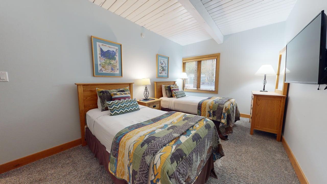 Bedroom with Twin Beds