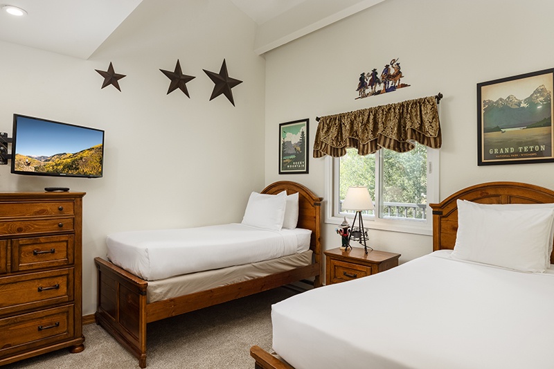 Bedroom with Twin Beds