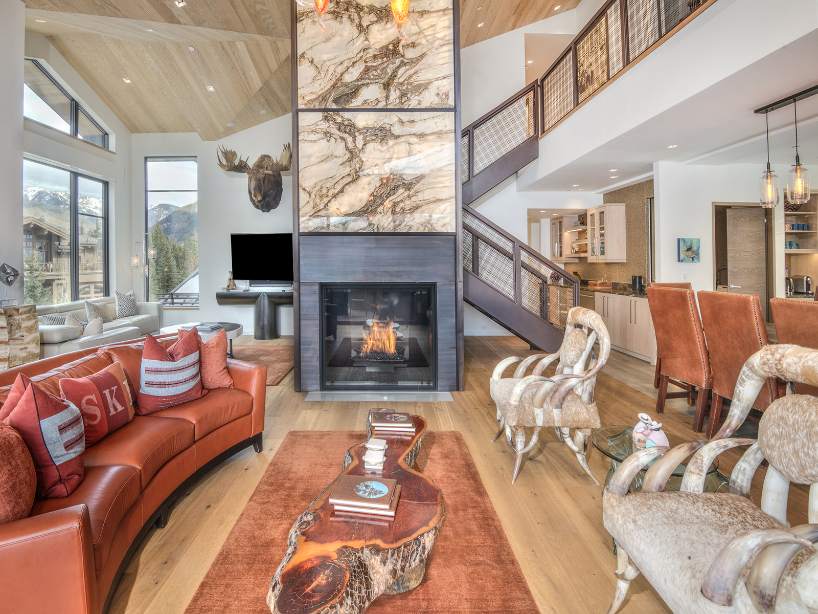 Golden Peak Penthouse | Photo 2