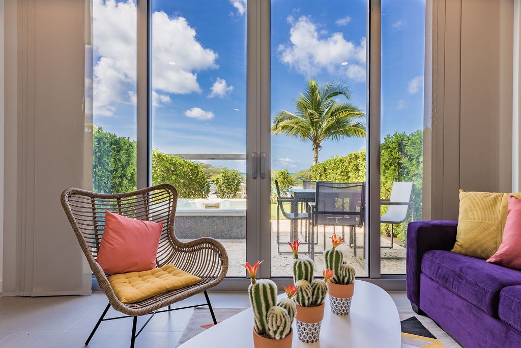 1BSGF-Azure113 - Romantic Beachside Retreat Steps from Eagle Beach