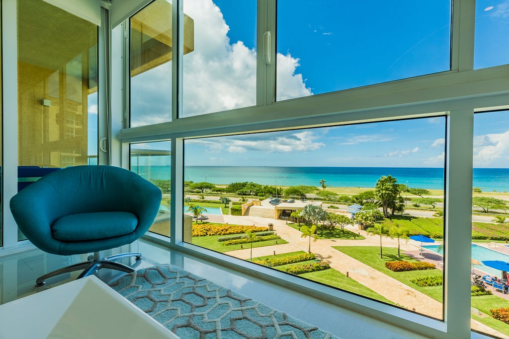 1BS-Blue425 - Oceanfront Paradise Condo for 4.