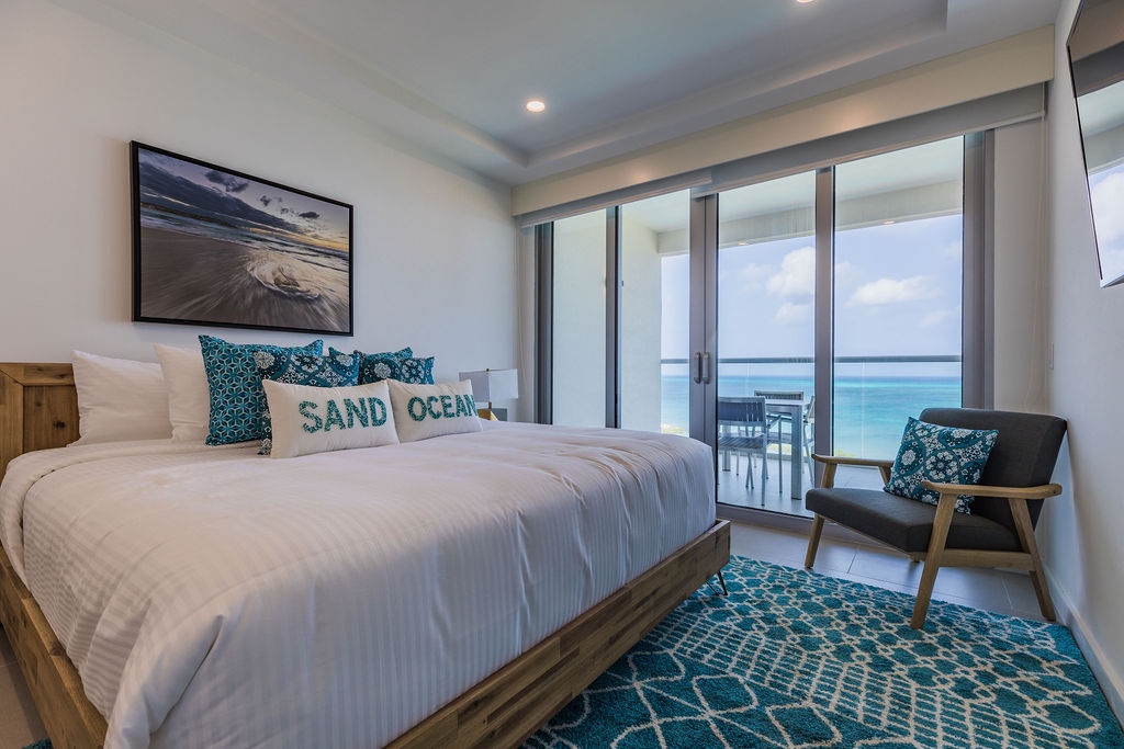 Master bedroom w/ king size bed