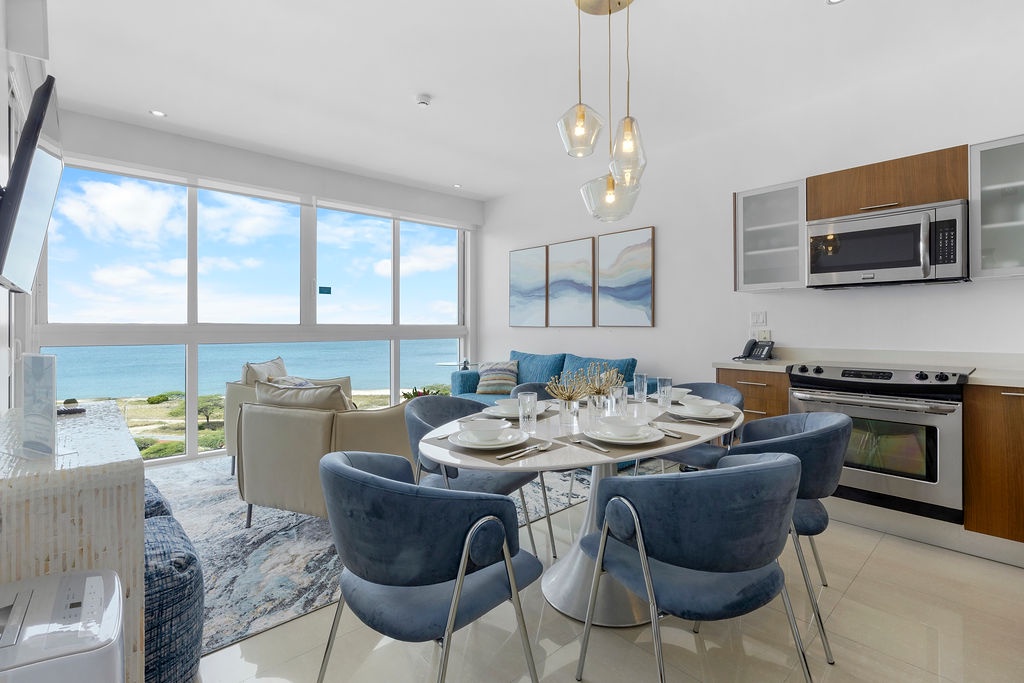 2BS-Blue613 - Rustic wood-metal decoration with an Ocean view!