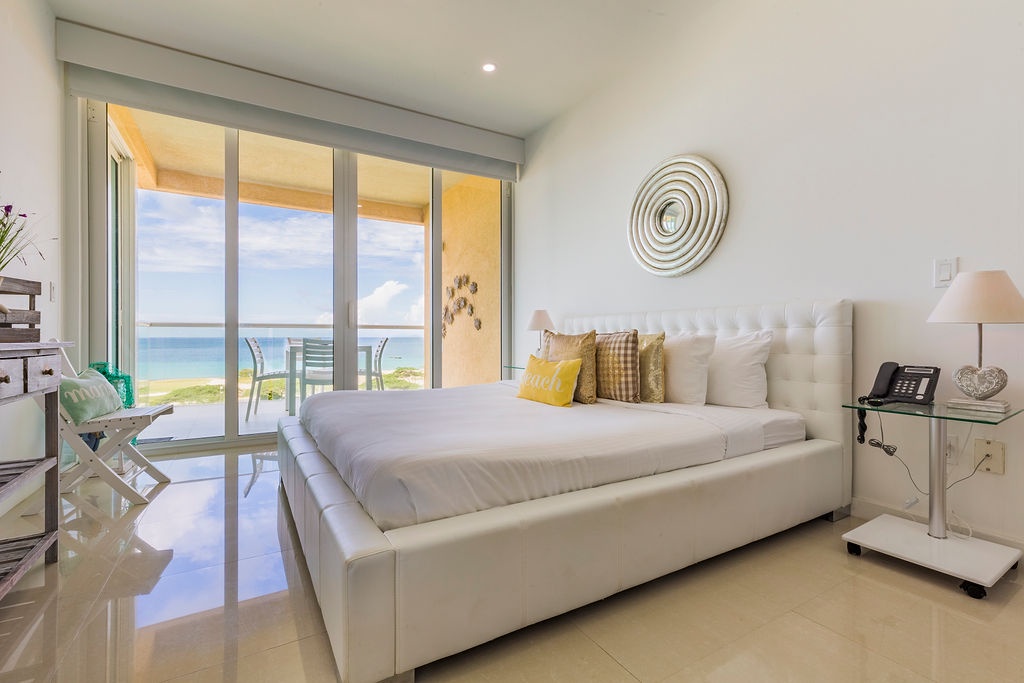 Master bedroom w/ king size bed and balcony access