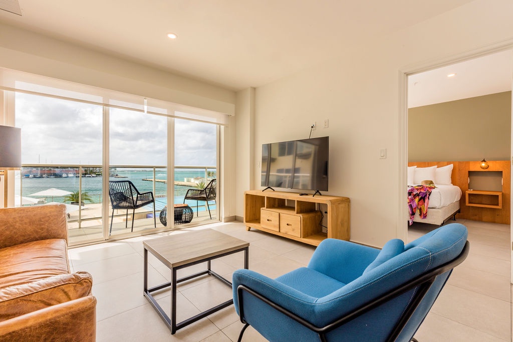 HH-2Bdr313 - Europe inside, Caribbean outside to warm you up!