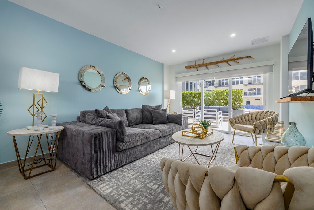 HH-2Bdr207 - Modern, Trendy Condo with Terrace at Pool Level