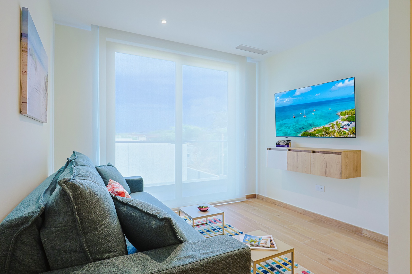 Relax in this bright and inviting living area, where comfortable seating and a Smart TV with IPTV channels create the perfect space to unwind after a day of exploring Aruba.