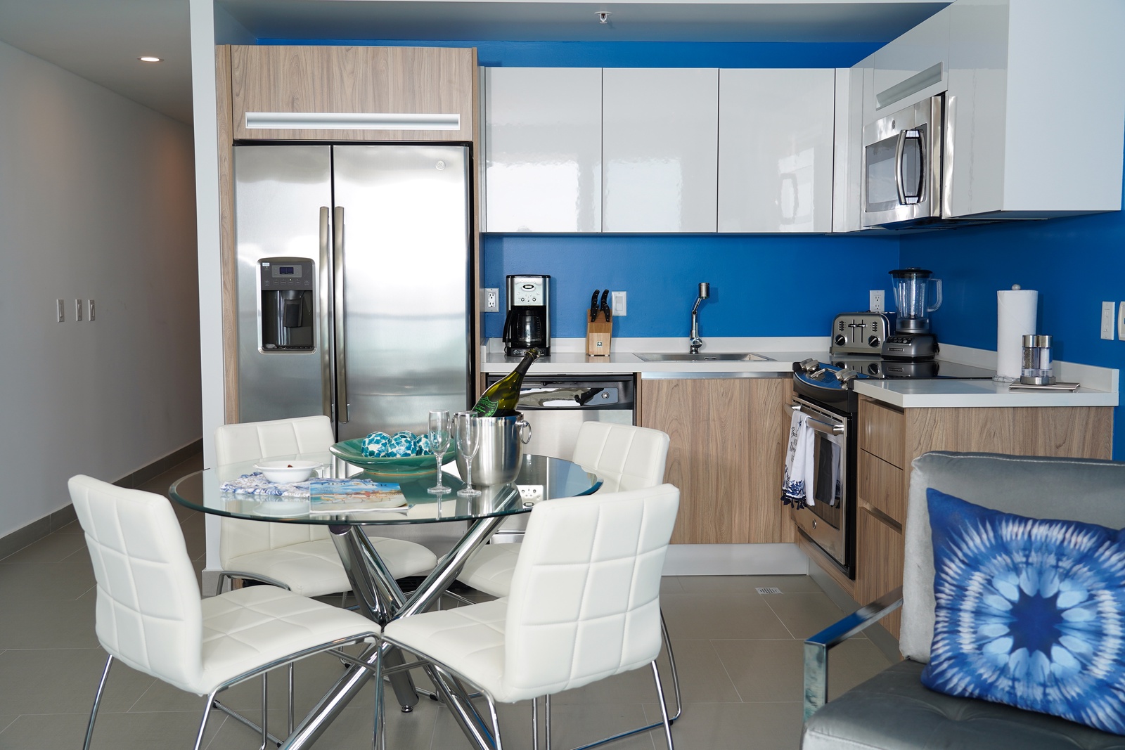 Dining & Kitchen Area