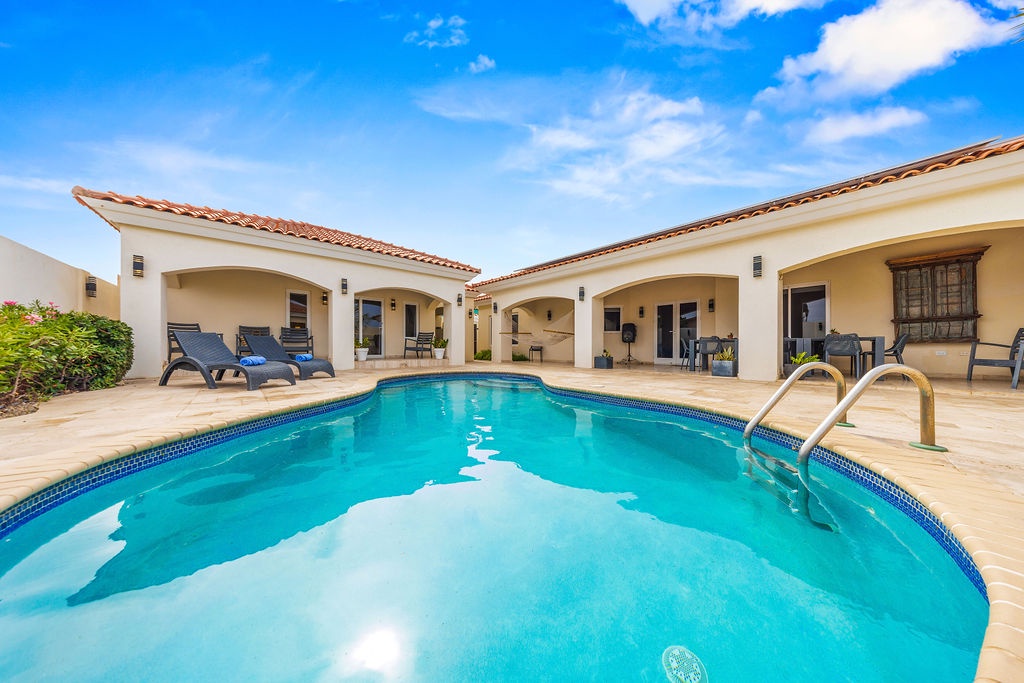 Esmeralda65 - Private 4BR Villa + Pool & BBQ in Noord