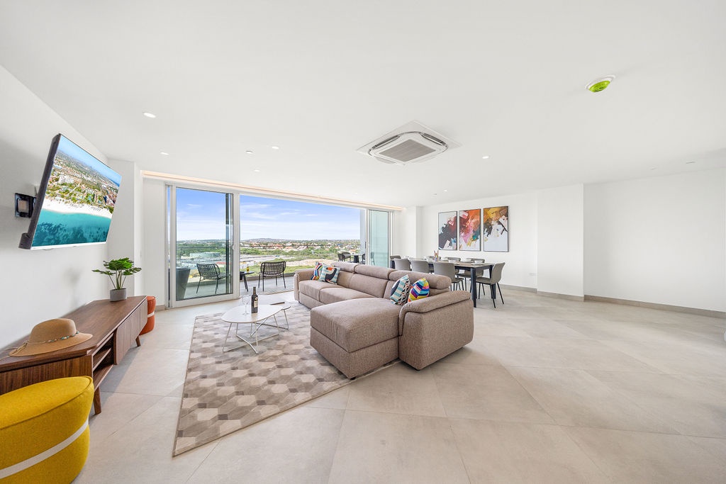 A360.E51 - Luxury 3BR Condo Steps to Eagle Beach