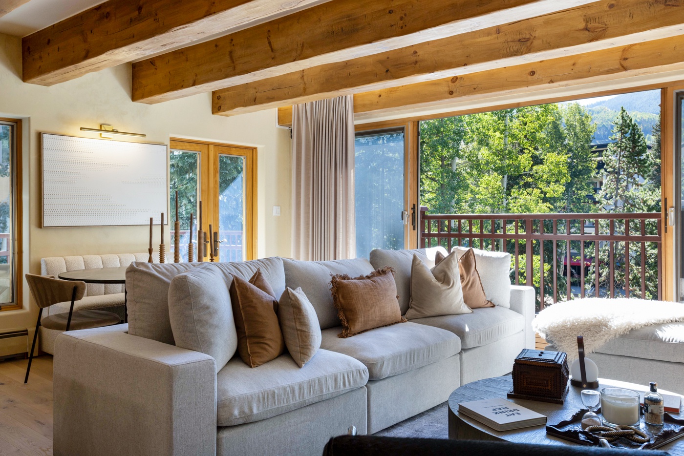 Living Area W/Views Of Vail Mountain