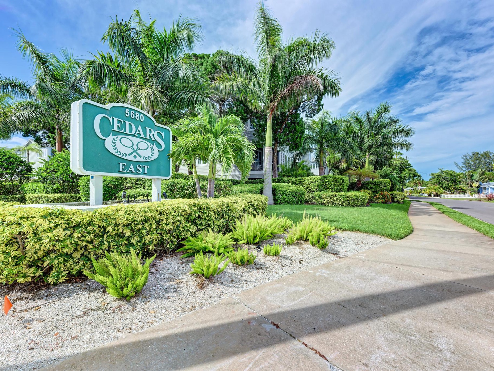 Longboat Key Cedars Beach House-Pet Friendly-2 Minute To The Beach