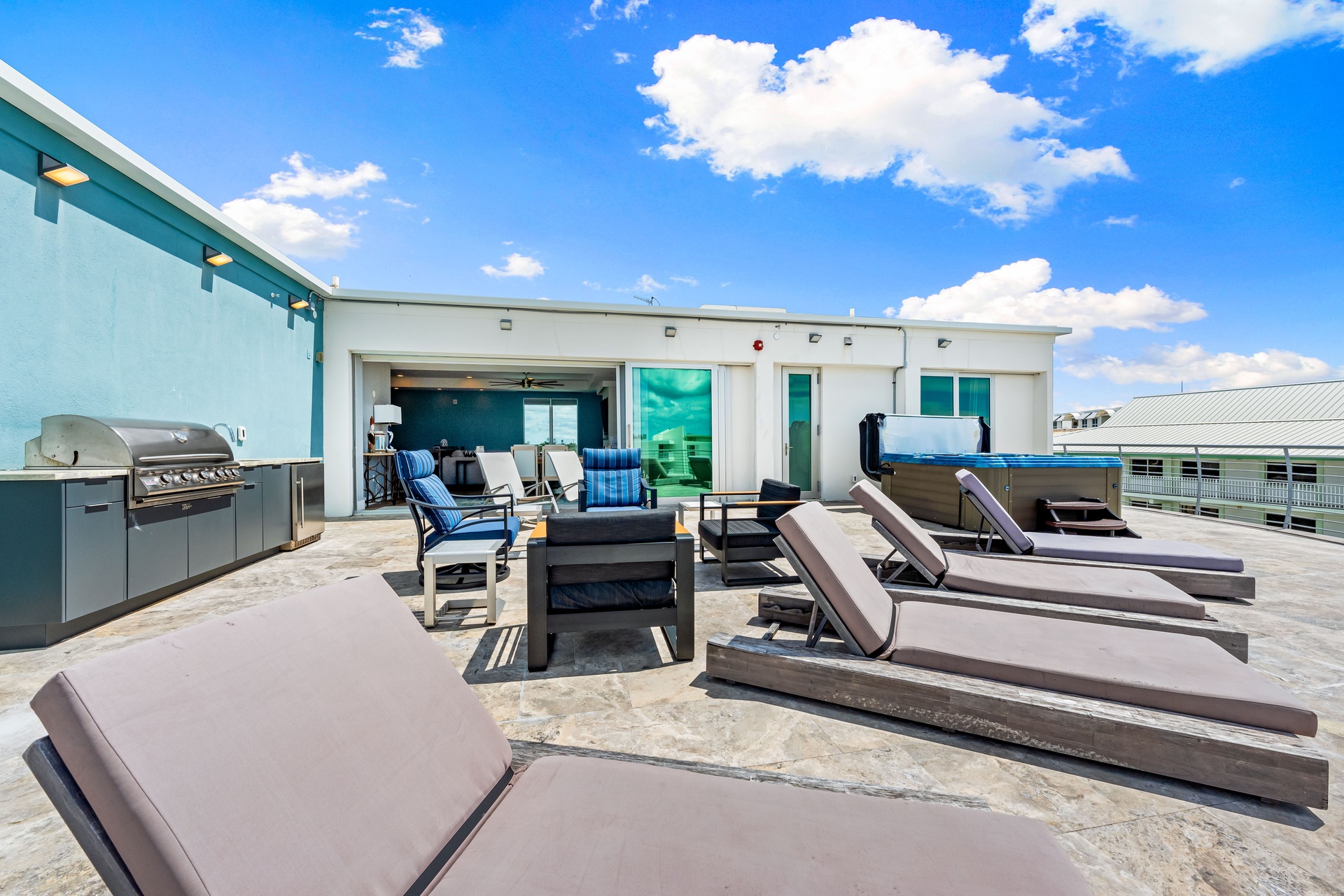 Beach House Residence - Penthouse | Photo 43