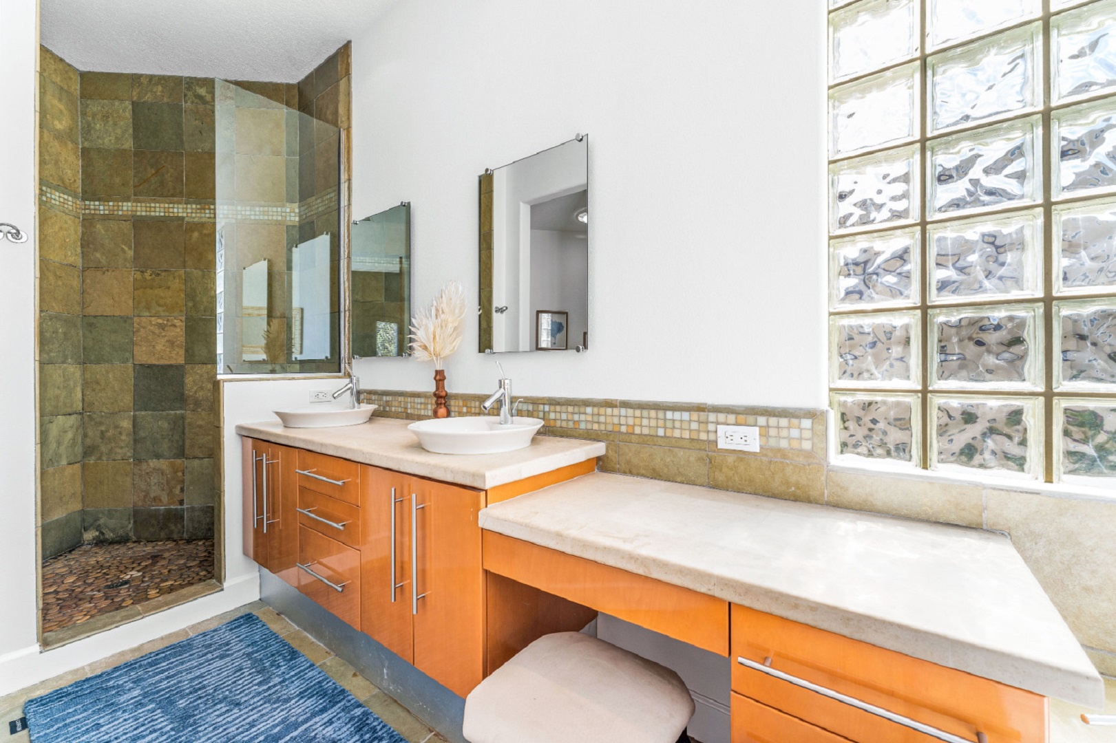 Off the Hook | Photo 23