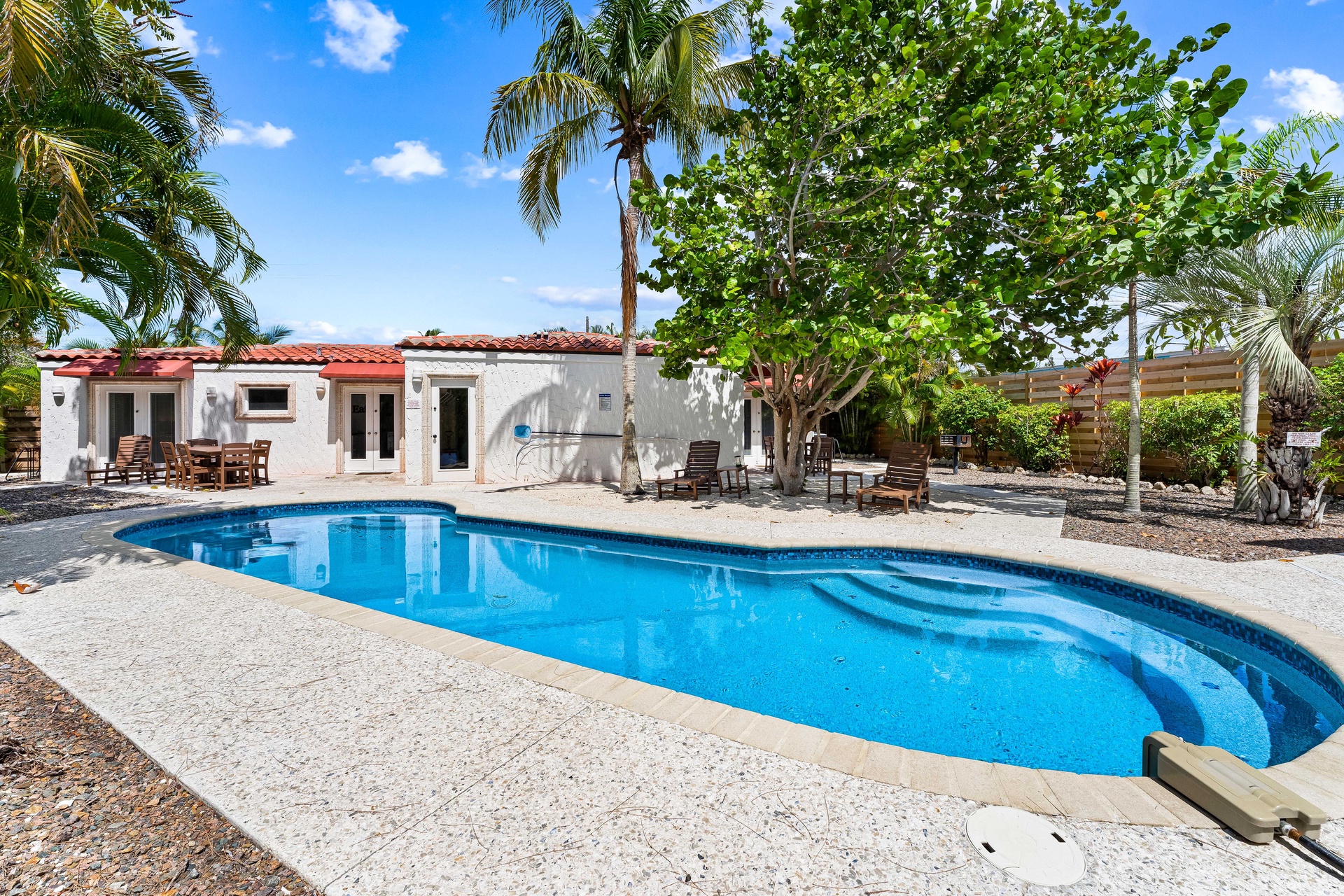 Crescent Coral - A Crescent Beach Villa
