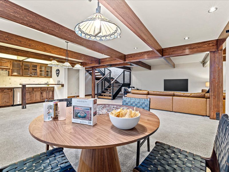 24-7 - 655 E Oatgrass Rd (Interior)