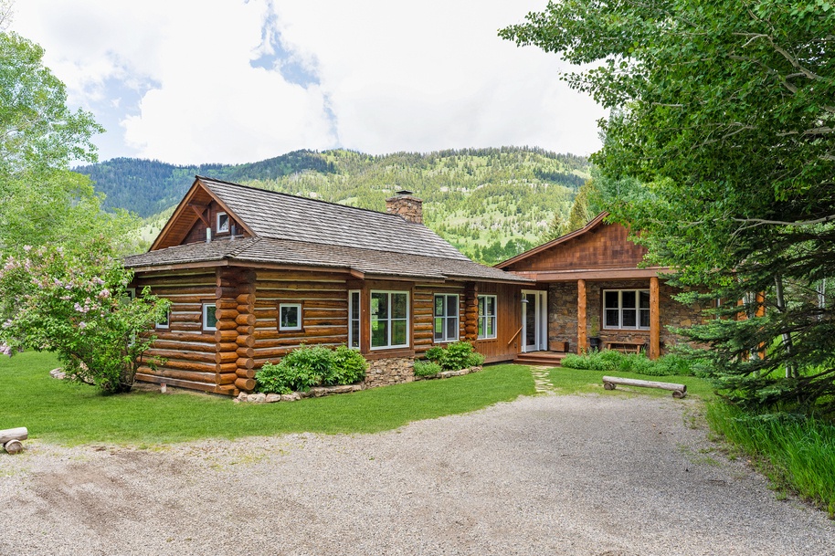 1635 Exterior_JGPhoto