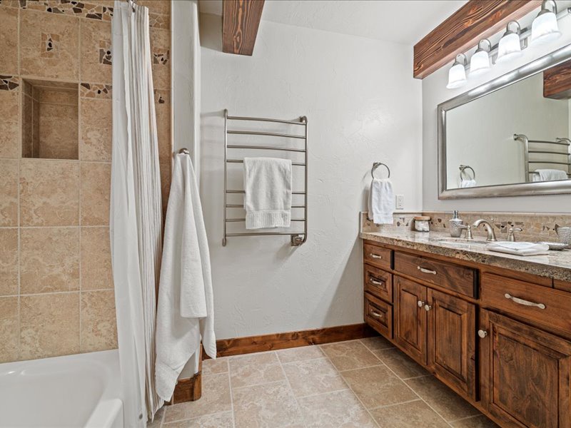 28-4 - 655 E Oatgrass Rd (Interior)
