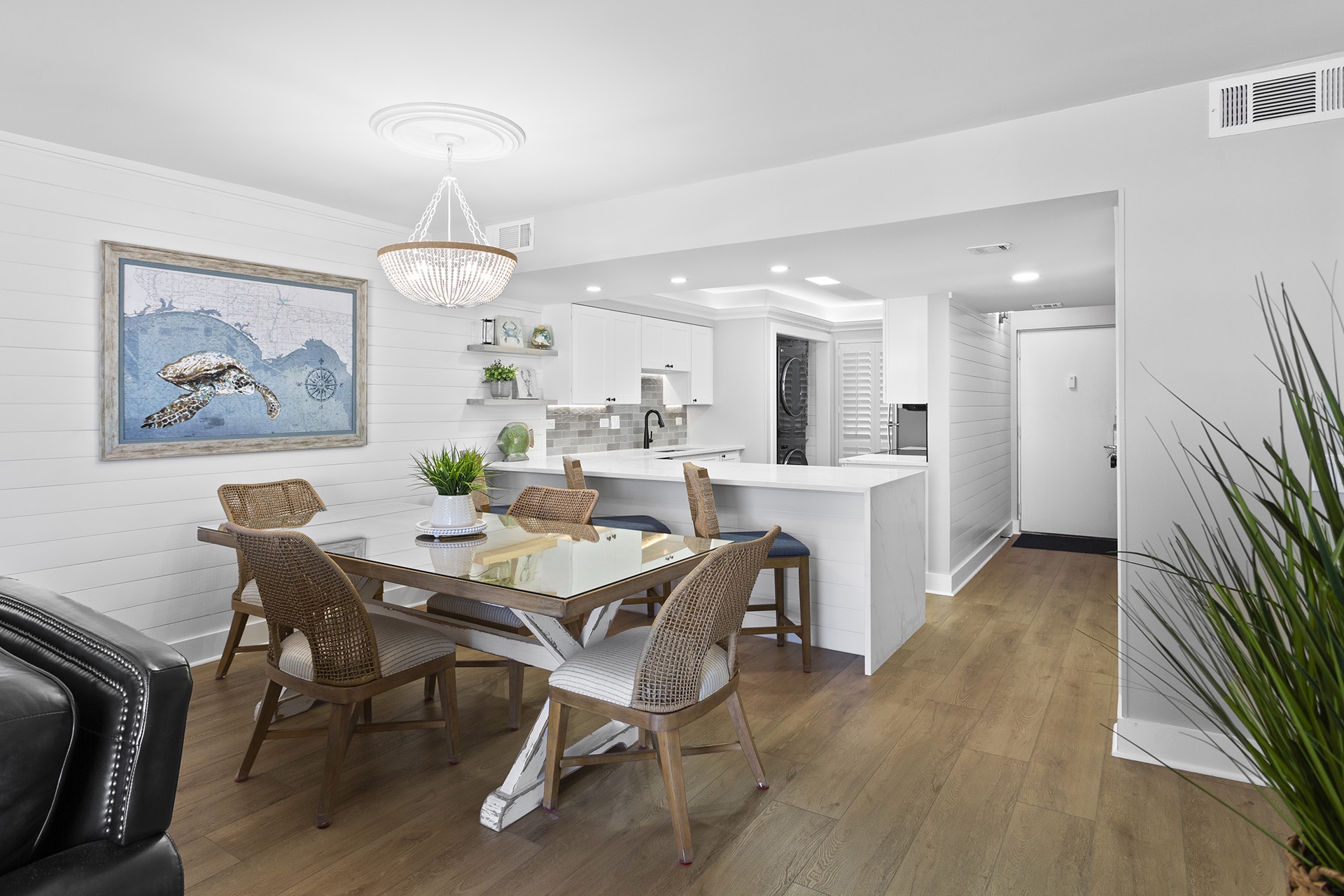 03-Mainsail-162-Dining