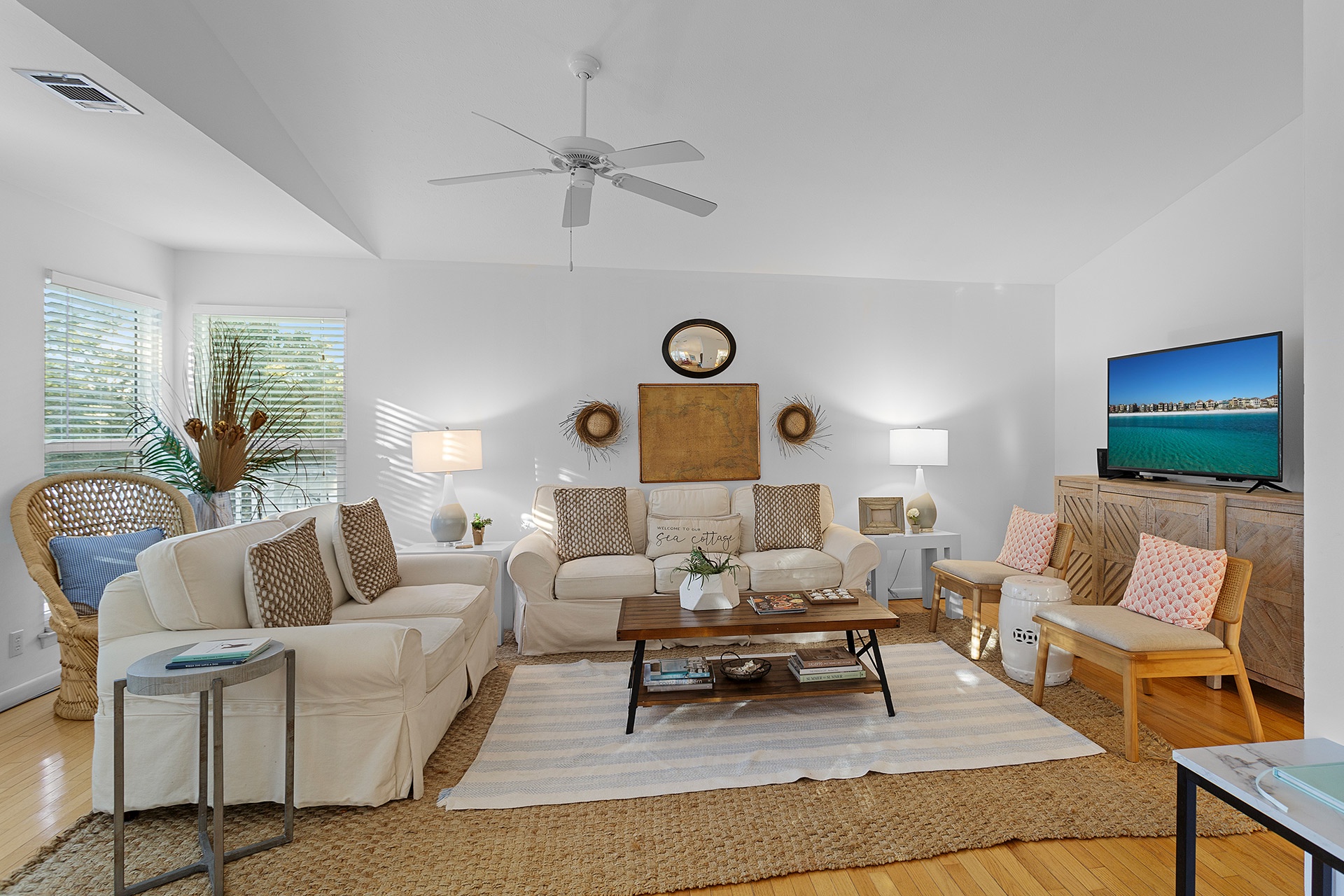 24-Dune-Betty-Living