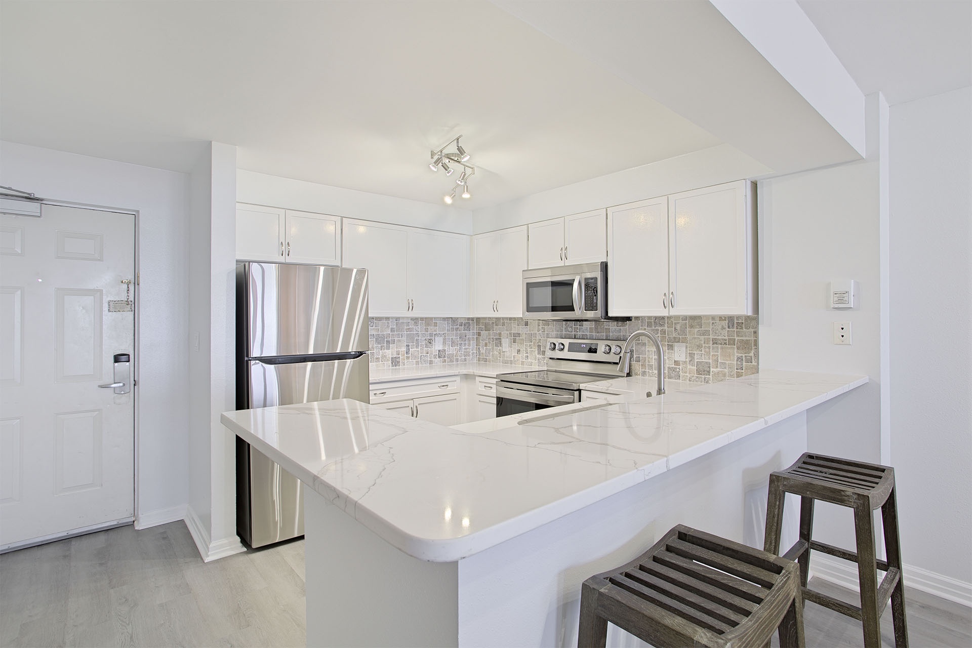 22-Pelican-Beach-Resort-713-Kitchen