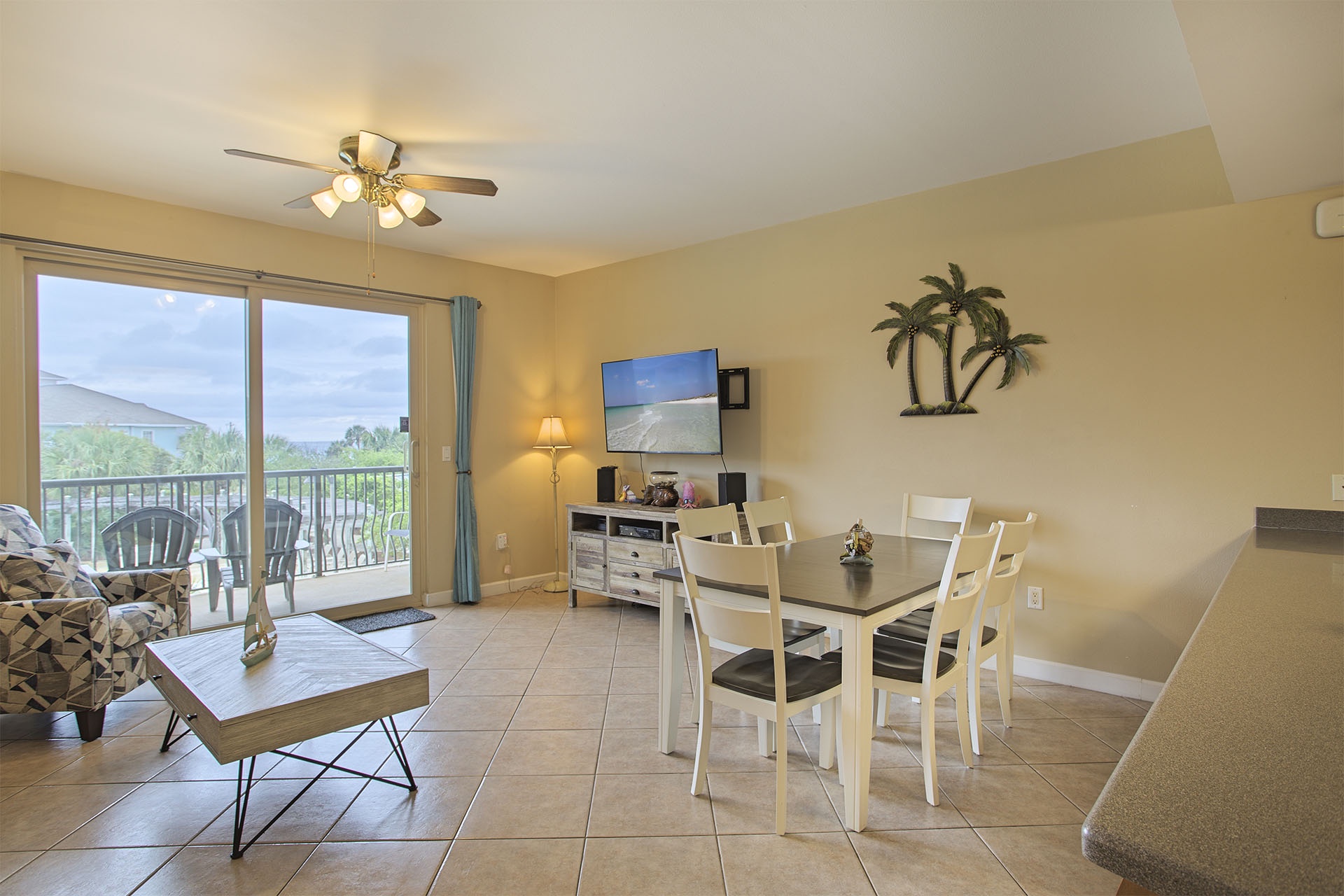 Beach Resort 311 Dining Room