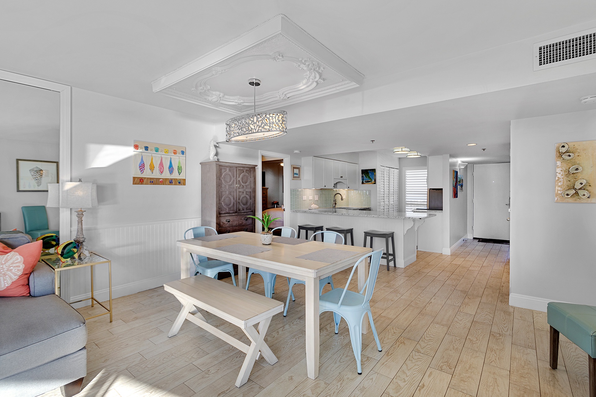 Mainsail 472 Dining Room