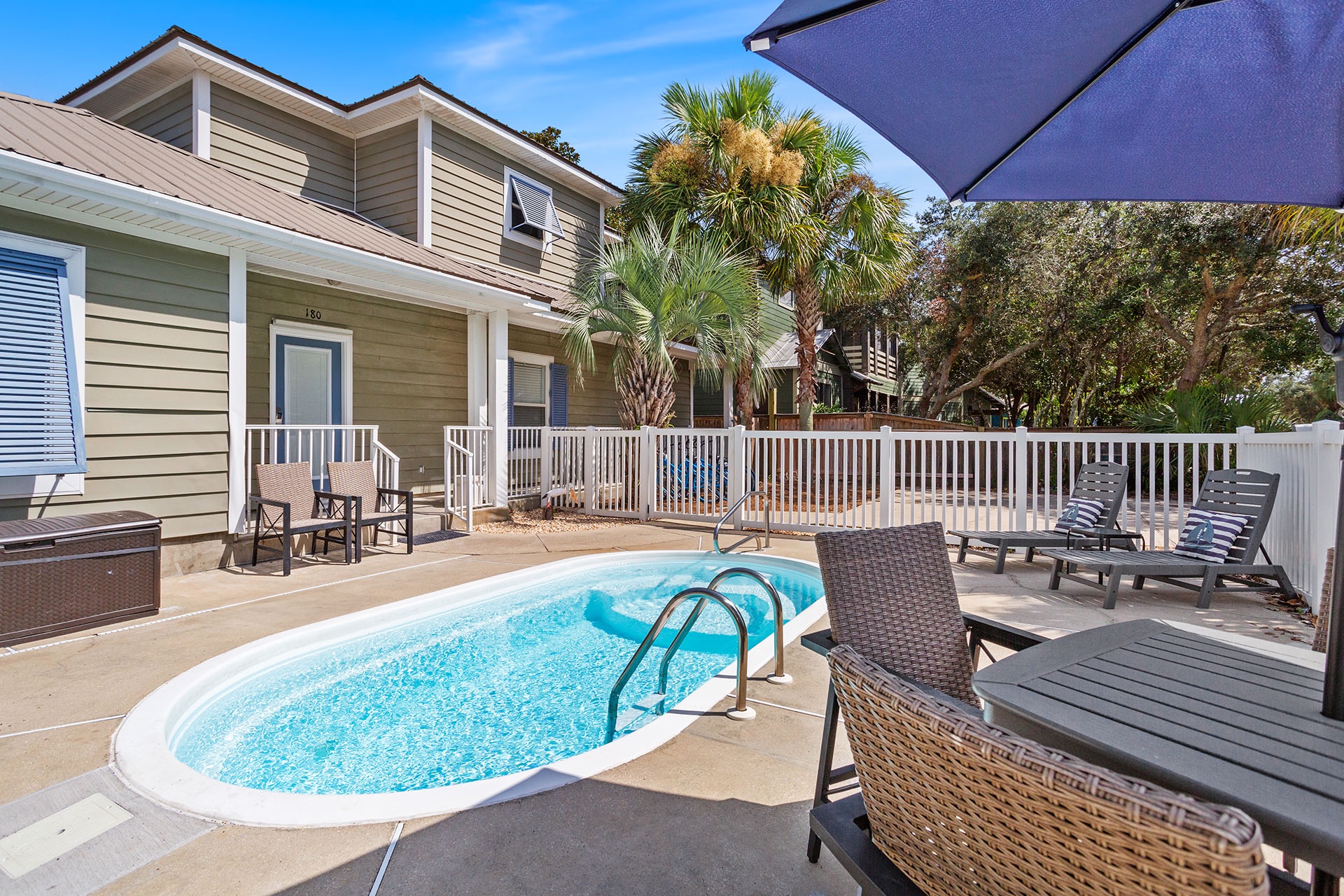 23-Emerald-Ayes-Pool