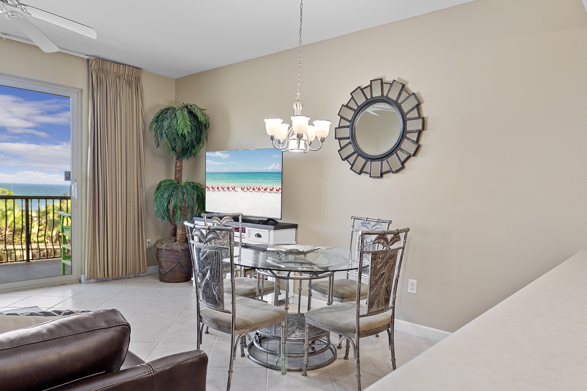 Beach Resort 409 Dining Room