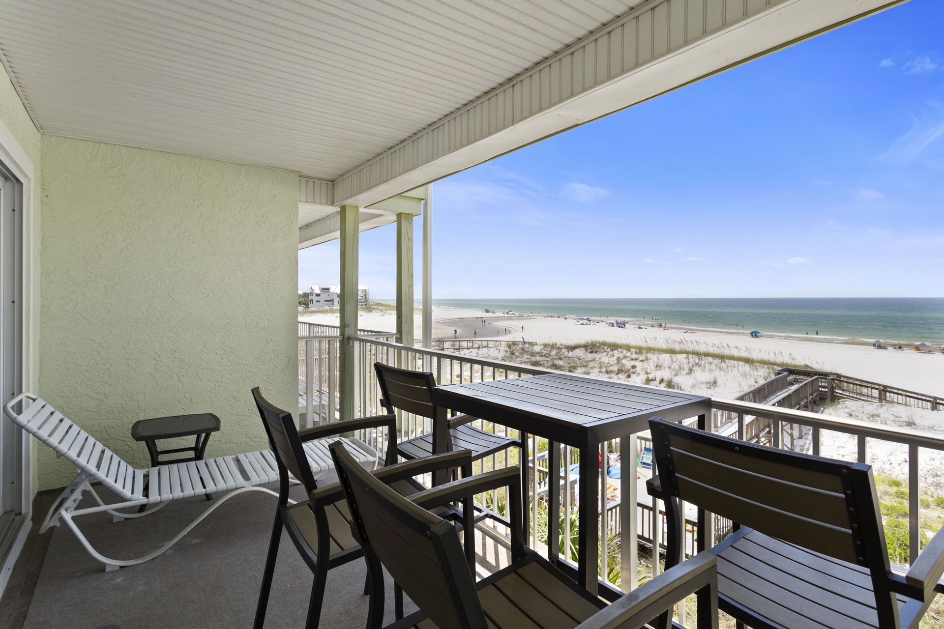 22-Commodores-Retreat-206-Balcony