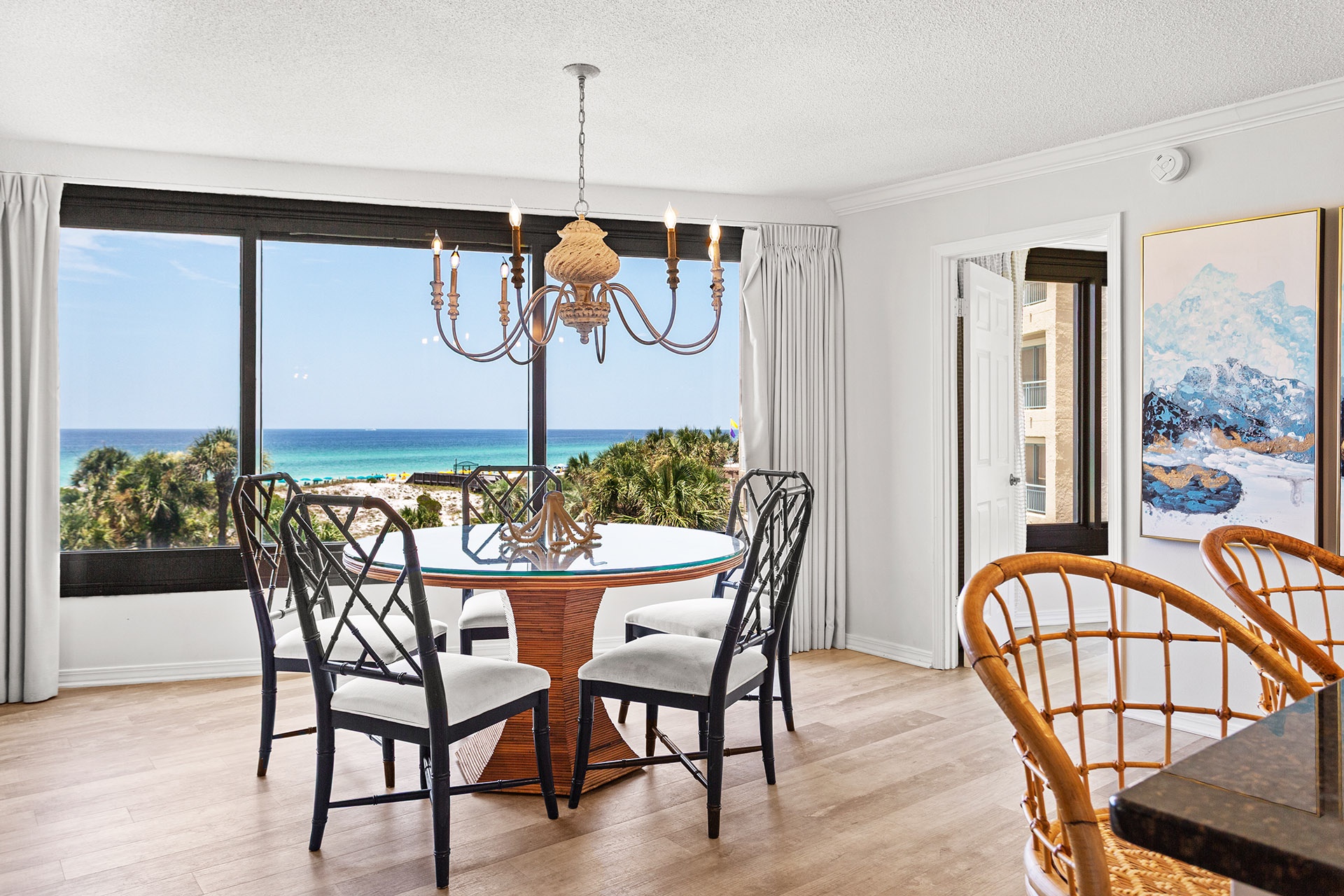 Beachside Towers I 4040 Dining