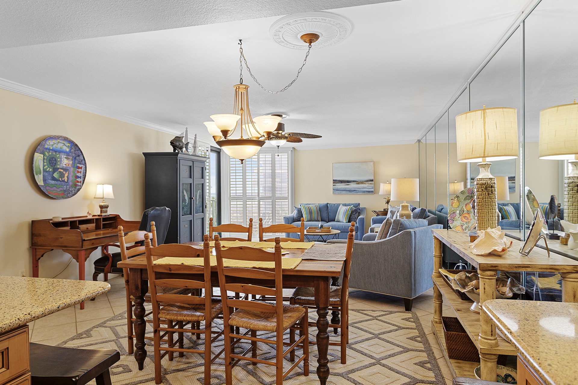 24-Mainsail-125-Dining