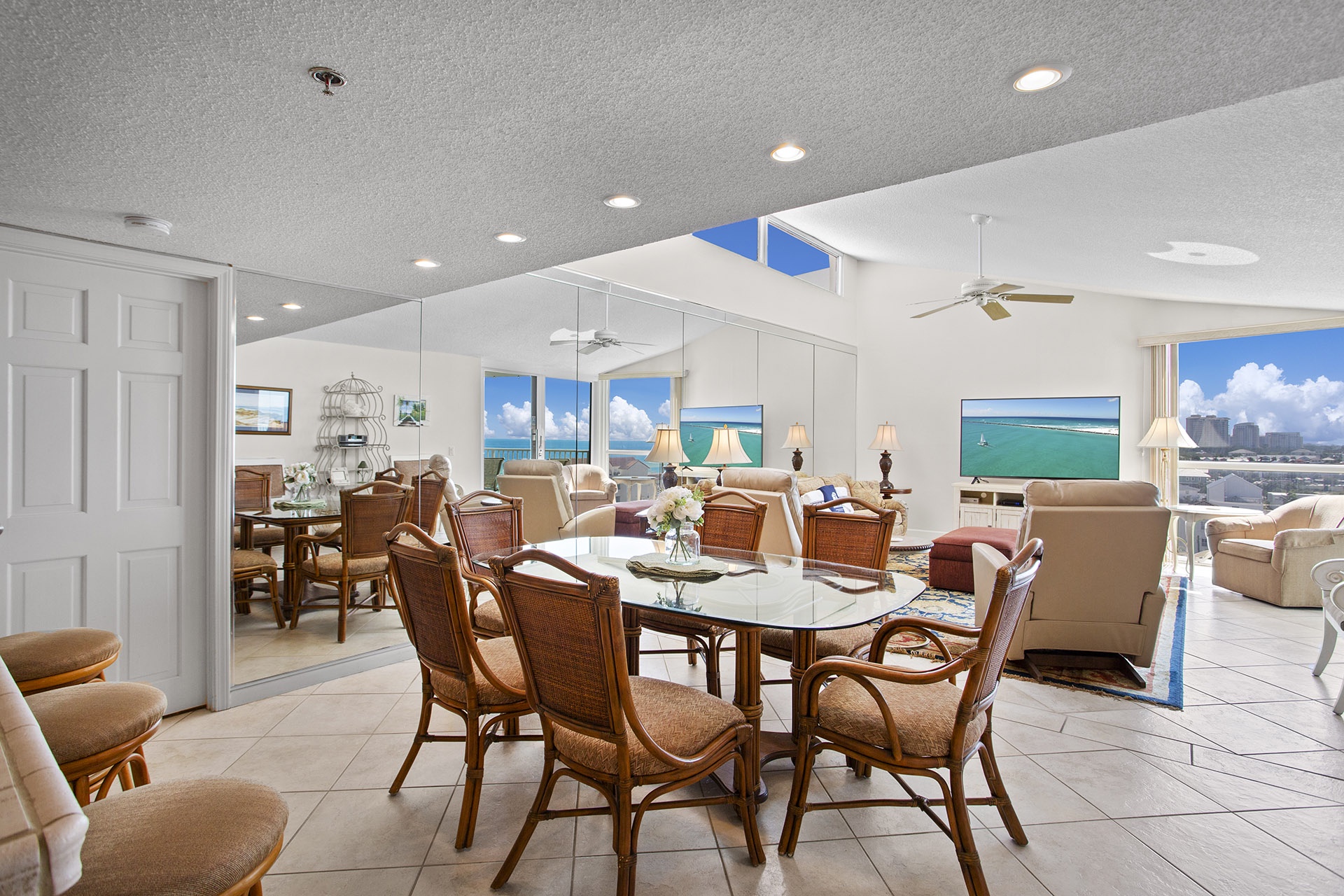 03-Mainsail-382-Dining