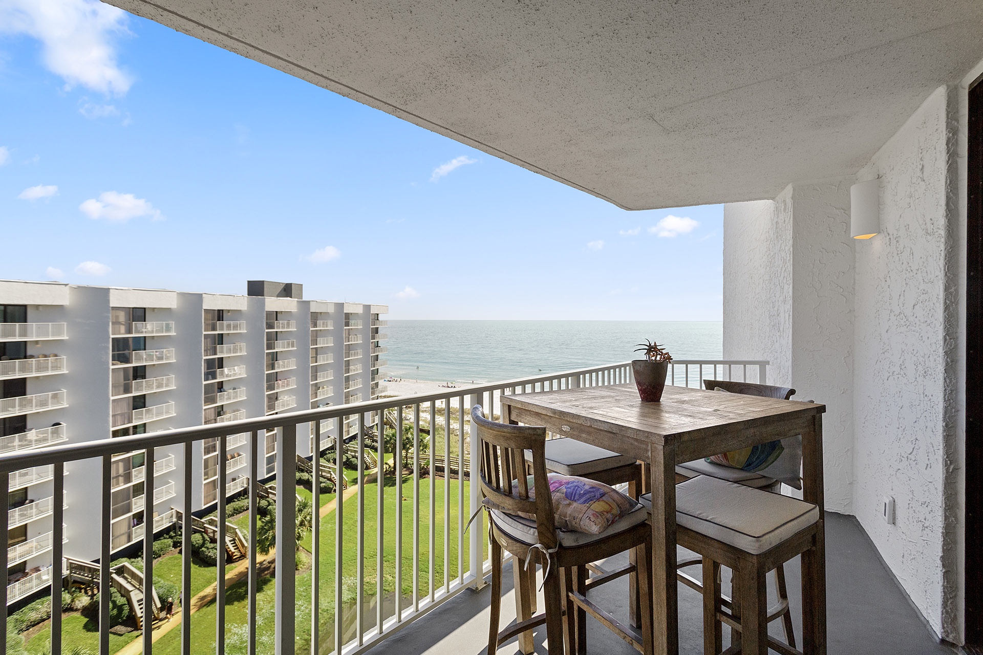 23-Mainsail-286-Balcony