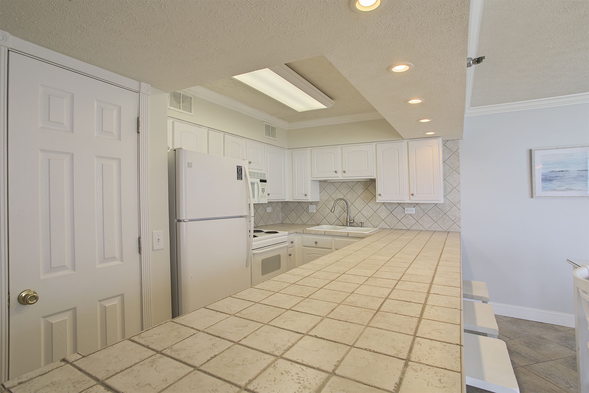 21-Mainsail-233-Kitchen