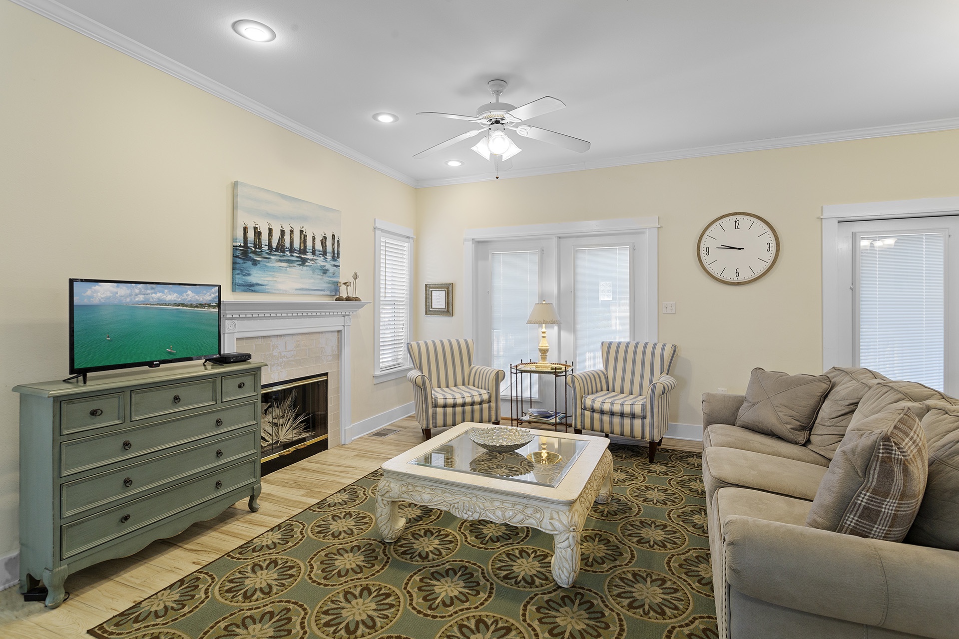 24-Peek-A-View-Living