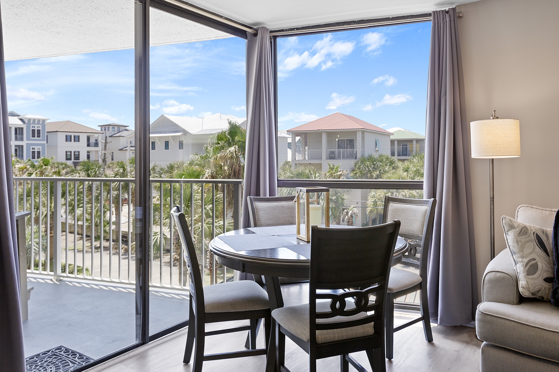 23-Mainsail-423-Dining