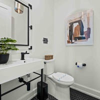 Lounge Full Bathroom