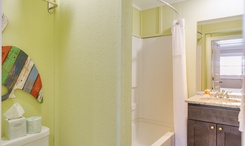 See+Sea+Motel+%7C+Room+6+-+Hang+Loose+-+King+-+Bath