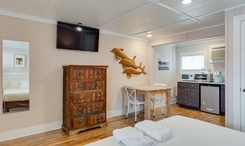 See+Sea+Motel+%7C+Room+5%3A+Hang+Five+-+King