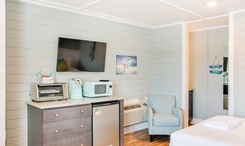 See+Sea+Motel+%7C+Room+12%3A+Nose+Guard