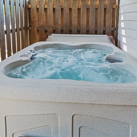 Moonlight Pines' bubbling hot tub