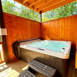 Shepherd's Rest's bubbling hot tub